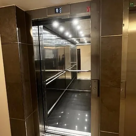 Apartment Garden Tower - 8 Min Do Centra, Garaz