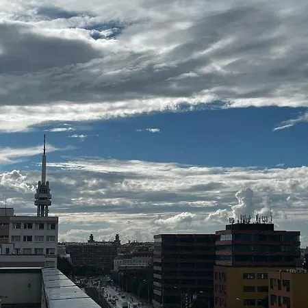 Garden Tower - 8 Min Do Centra, Garaz Apartment *