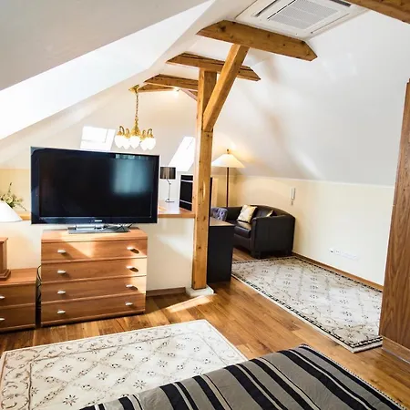Villa With Hot-Tub, Terrace And Garden, Wenceslass Square