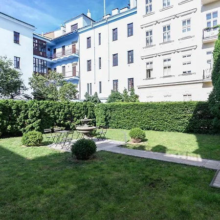 Villa With Hot-Tub, Terrace And Garden, Wenceslass Square Vila *