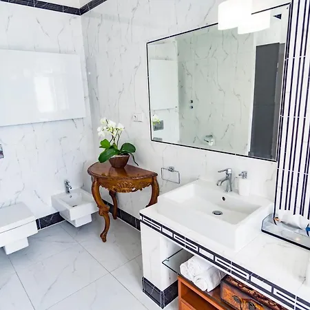 Villa With Hot-Tub, Terrace And Garden, Wenceslass Square Vila Praha
