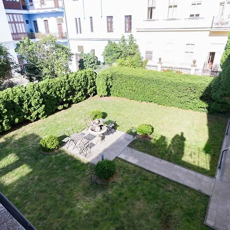 Villa With Hot-Tub, Terrace And Garden, Wenceslass Square Vila