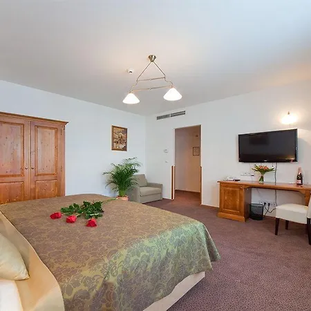 Agnes Hotel