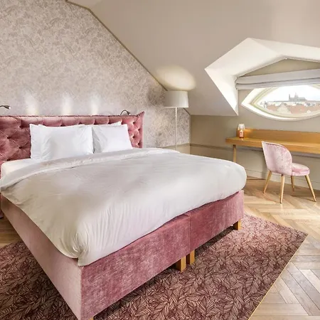 Mamaison Riverside Отель