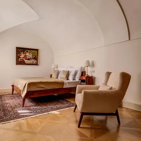 Nerudova 211 Hotel 4*
