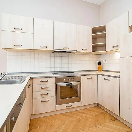 Cozy And Sunny In Uptown Apartment Prague