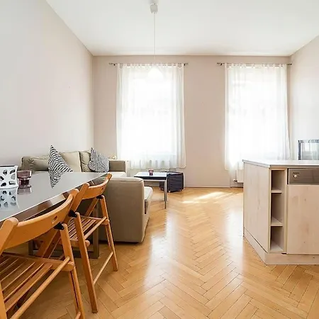 Cozy And Sunny In Uptown Apartment