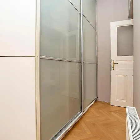 Cozy And Sunny In Uptown Apartment Prague