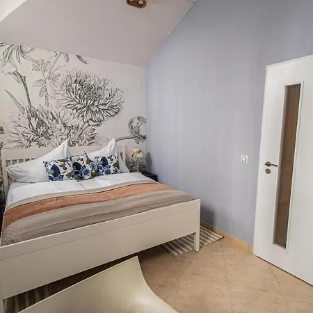 Modern And Spacious In Center *