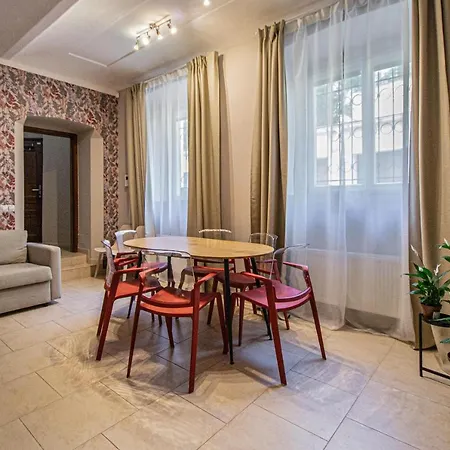 Modern And Spacious In Center *