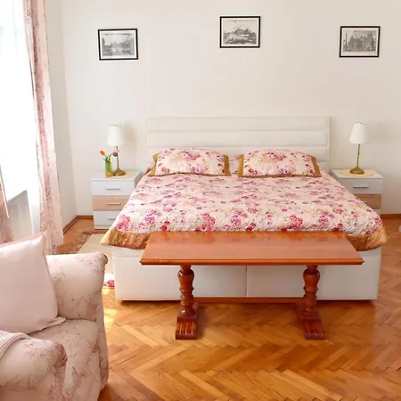 Old Town Konviktska - Bohemian Apartment