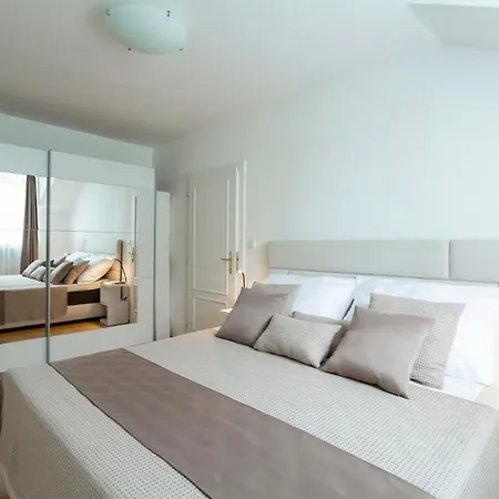 Apartment Days - Modern - New Town