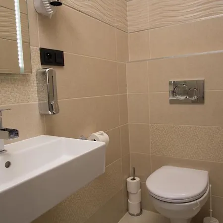 Continents Nearby Main Train And Bus Station Apartment *