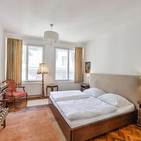 Luxury 3bedrs 2baths By Old Town Square Apartment