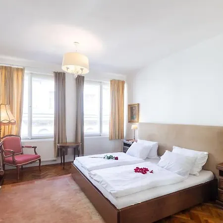 Apartment Luxury 3bedrs 2baths By Old Town Square
