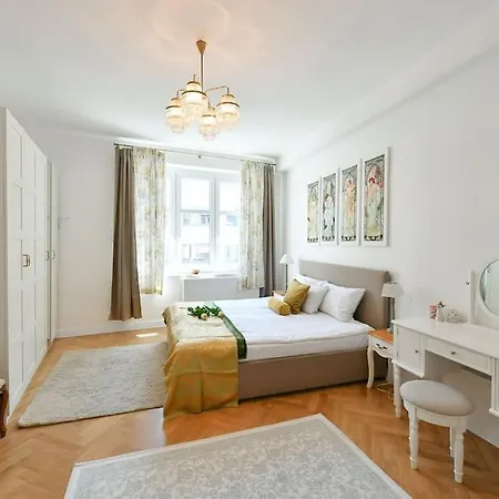 Apartment Luxury 3bedrs 2baths By Old Town Square *
