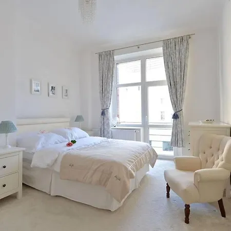 Apartment Luxury 3bedrs 2baths By Old Town Square