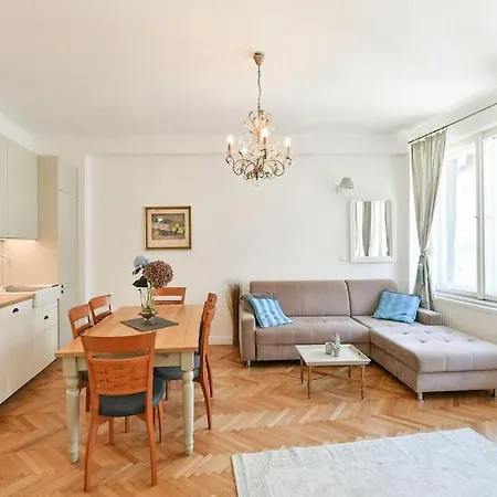 Luxury 3bedrs 2baths By Old Town Square Apartment *