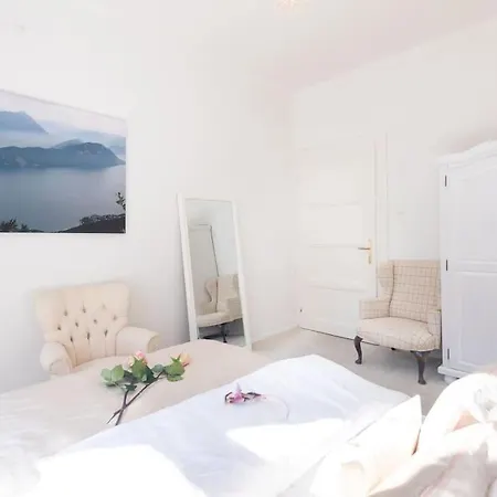 Luxury 3bedrs 2baths By Old Town Square Apartment