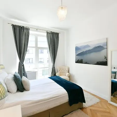 Luxury 3bedrs 2baths By Old Town Square Apartment *