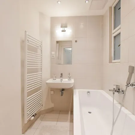 Luxury 3bedrs 2baths By Old Town Square Apartment