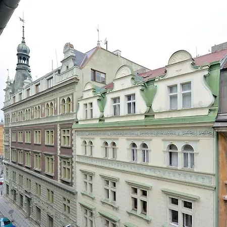Luxury 3bedrs 2baths By Old Town Square Apartment
