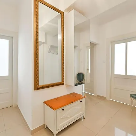 Luxury 3bedrs 2baths By Old Town Square Apartment