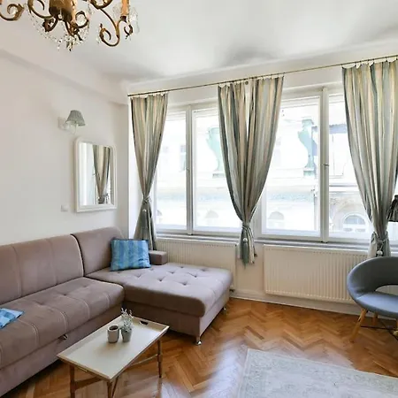 Apartment Luxury 3bedrs 2baths By Old Town Square