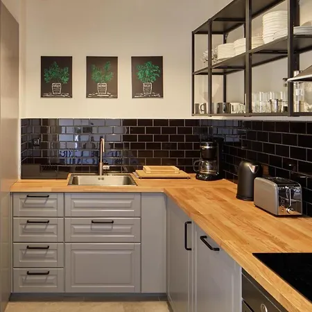 Days - Spacious 3bdr - Trendy Neighbourhood Apartment