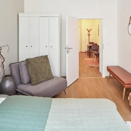 Days - Sunlit 1bdr - Netflix - Yet Quiet - New Town Apartment Prague