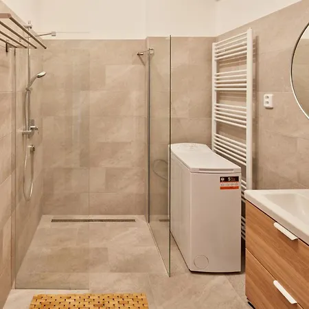 Days - Spacious 3bdr - Trendy Neighbourhood Apartment Prague