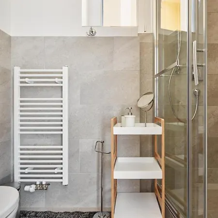 Days - Spacious 3bdr - Trendy Neighbourhood Apartment *