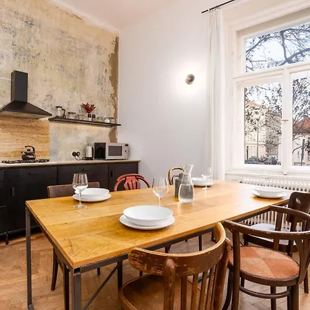 Days - 2bdr - Bright - Quiet Area Apartment