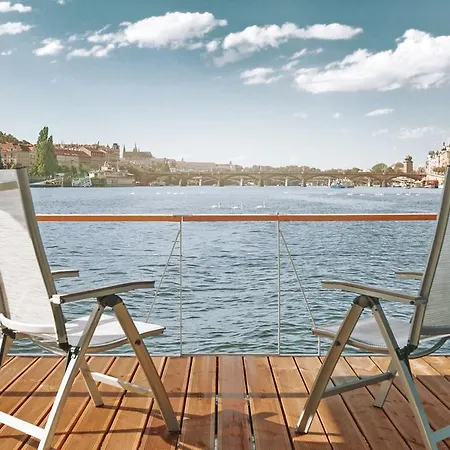 Vipliving Houseboat Botel Praha