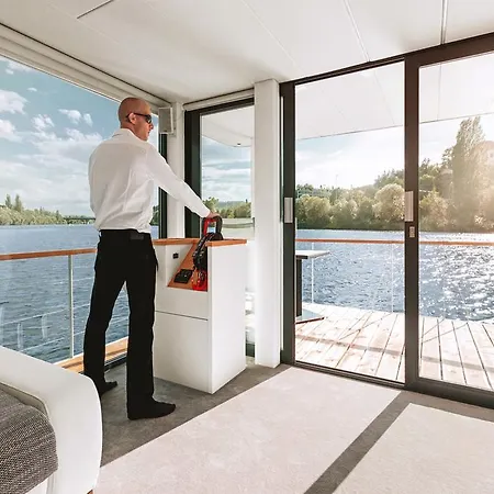 Vipliving Houseboat Botel
