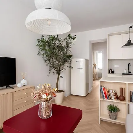 Apartment Limewash In Vrsovice By Days