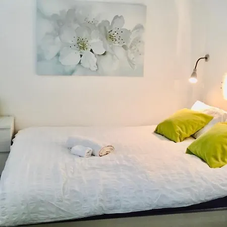Apartment Square 1 *