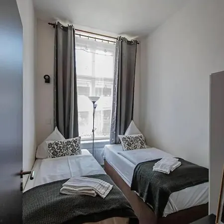 Cozy At Main Station Apartment
