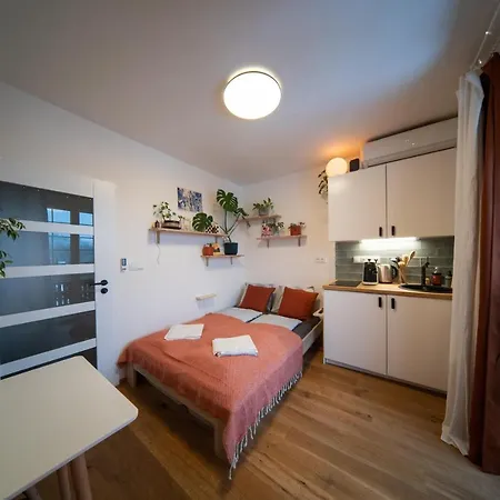 Maly Utulny Byt S Balkonem A Projektorem
