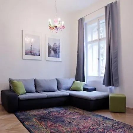 Center With Fireplace Apartment