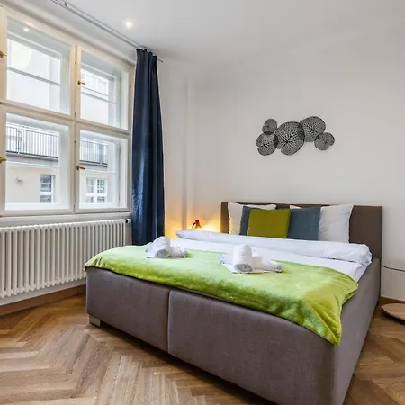 Dlouha Palace - Live In One Of The Streets * Prague