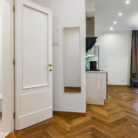 Dlouha Palace - Live In One Of The Streets * Prague
