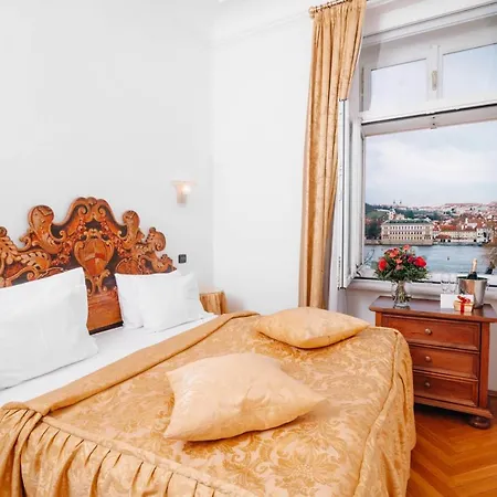 Charles Bridge Palace פראג
