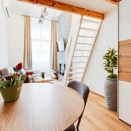 Dream Duplex On Riverside *