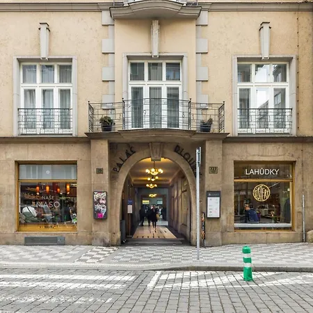 Dlouha Palace - Live In One Of The Streets * Prague