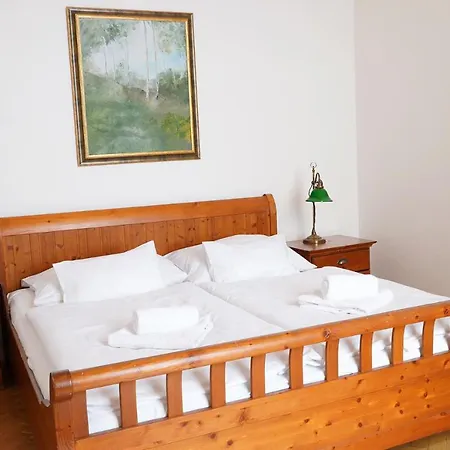U Zlateho Jelena Hotel 4*