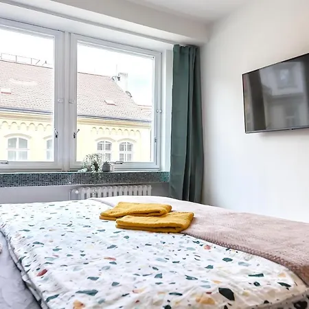 Popular Location / Street View / 4 Ppl / Netflix Prague