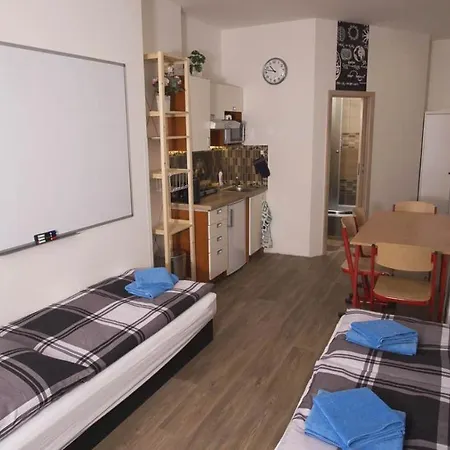 Apartmán School - Your Unique Place In By Metro Vysehrad