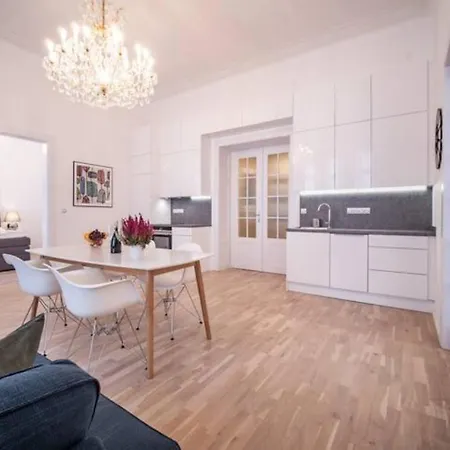 아파트 Class In Old Town 2 Bedrooms