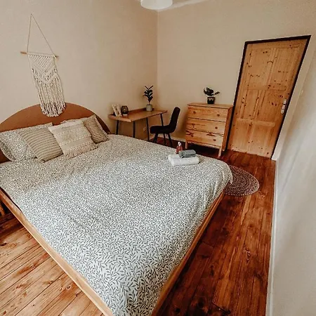 Quiet Boho Lair 10 Min To Centre Prague